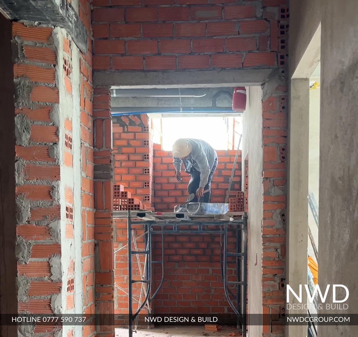 Công nhân đang xây gạch trong một dự án nhà ở được NWD Design & Build thực hiện