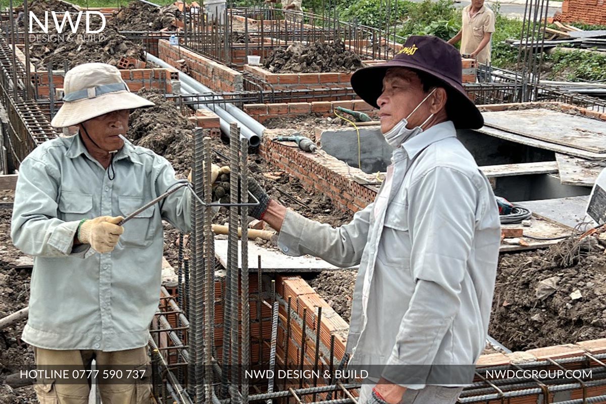Công nhân xây dựng đang thi công phần móng