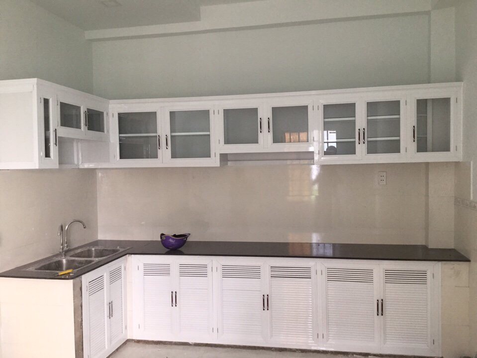 Lựa chọn vật liệu làm tủ bếp bằng nhôm kính